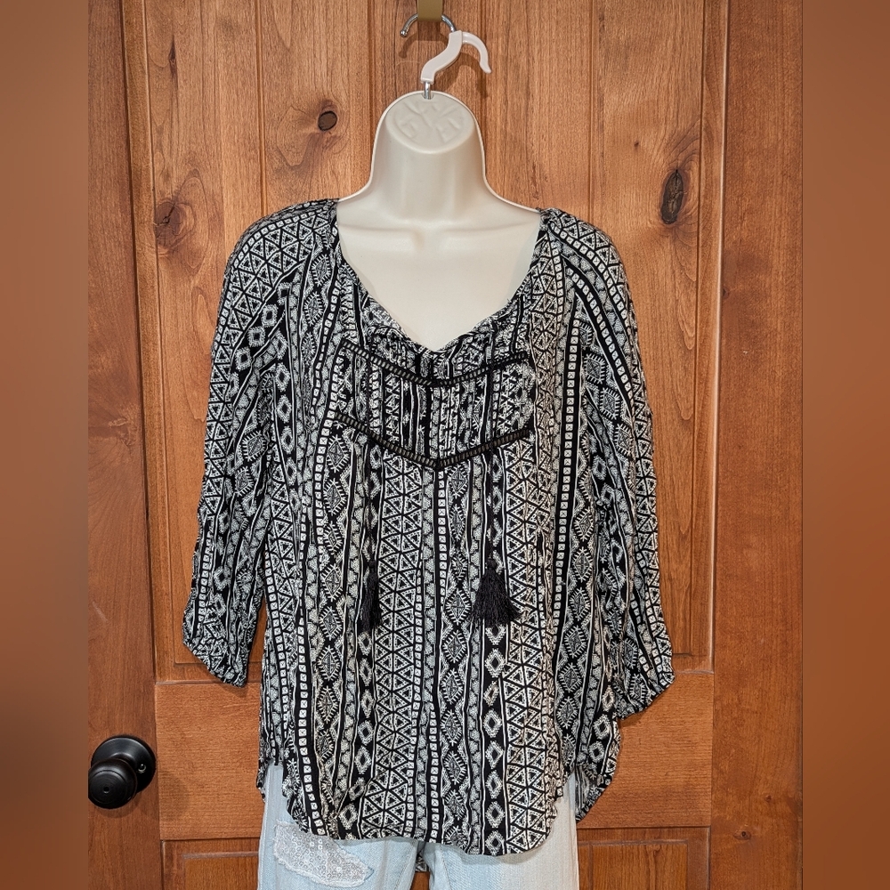 Mossimo Supply Co.‎ Black and White Patterned Blouse